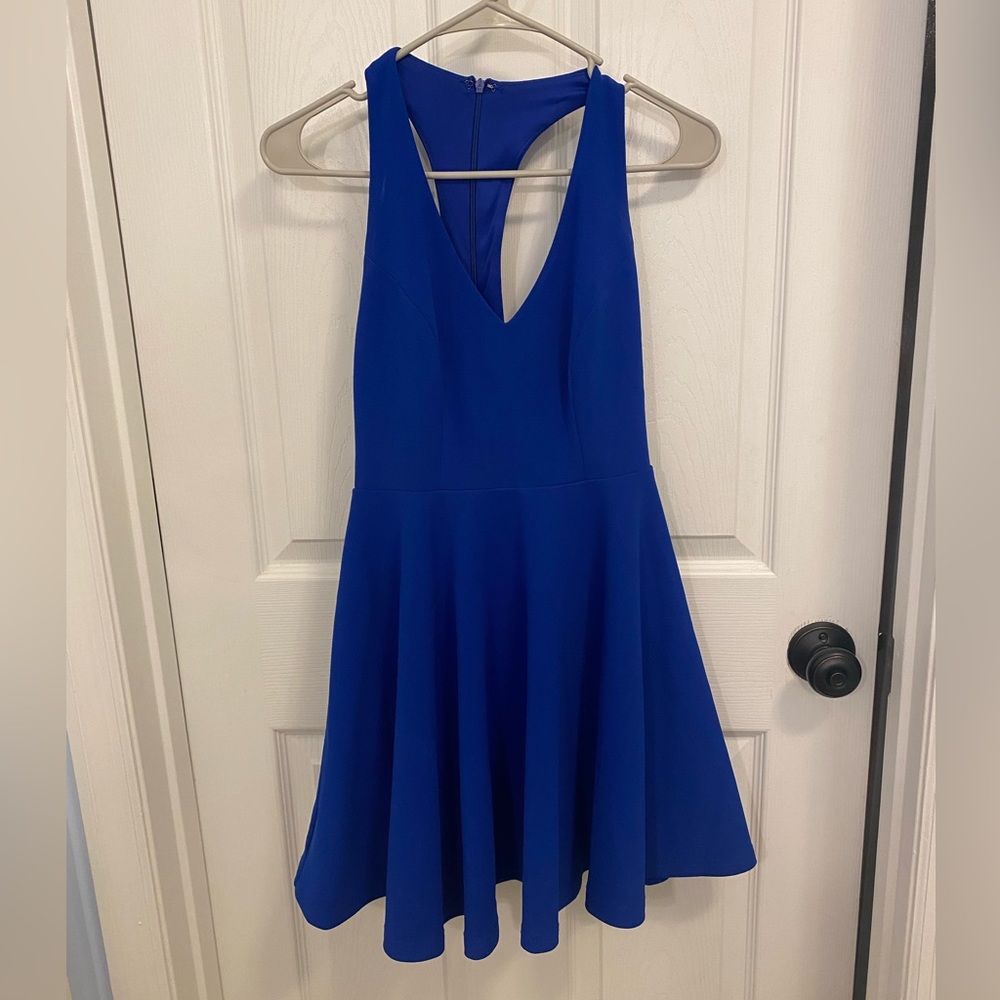Lulu’s royal blue dress